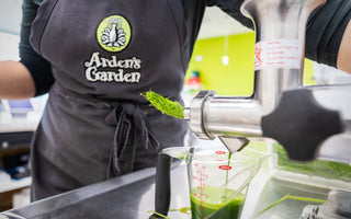 arden's garden making green juice and benefits